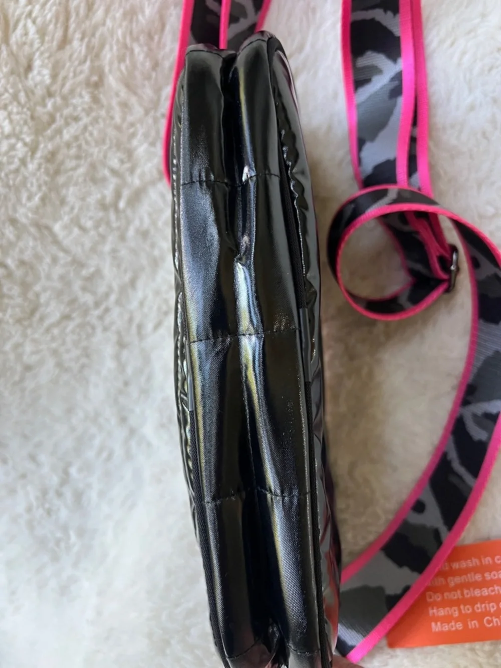 Haute Shore Drew Neoprene Crossbody Black Puffer Bag Pink piping camo strap NEW - Picture 4 of 10
